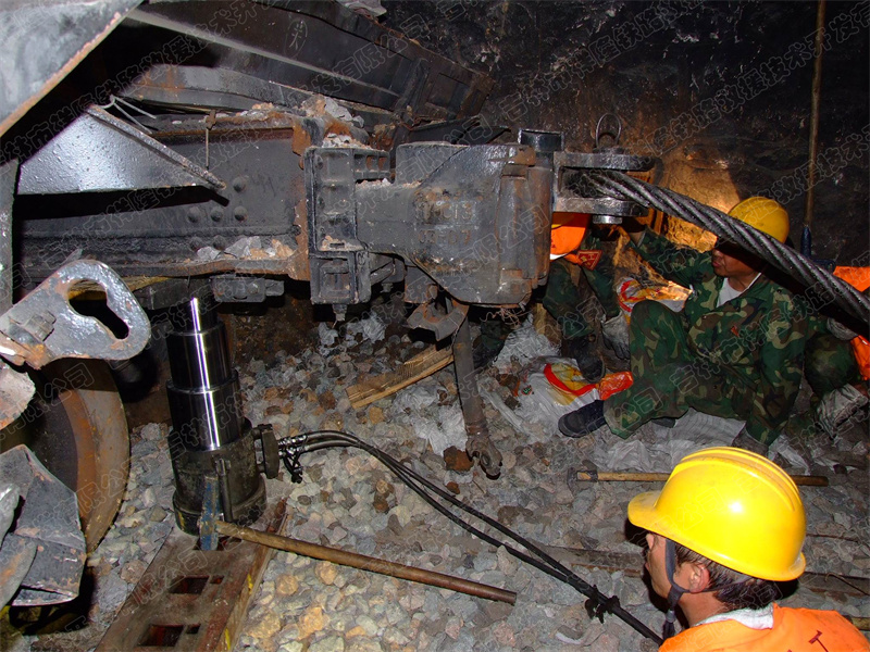 汶川地震109隧道FX-5救援起复设备救援实况.jpg